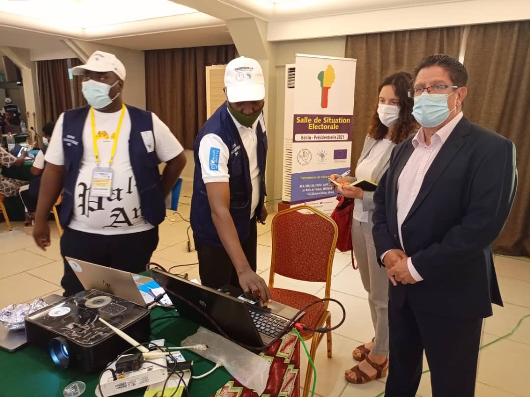 Vote_229's tweet photo. À quelques minutes du deuxième point de presse de la journée, la Salle de Situation Électorale reçoit la visite de l’Ambassadeur de la France, Marc VIZY.

#Vote229 #Presidentielle2021

@wanep_benin @ab_benin @OIFrancophonie @sweden 
 @ambafrancebenin https://t.co/jVB5UrB4rw