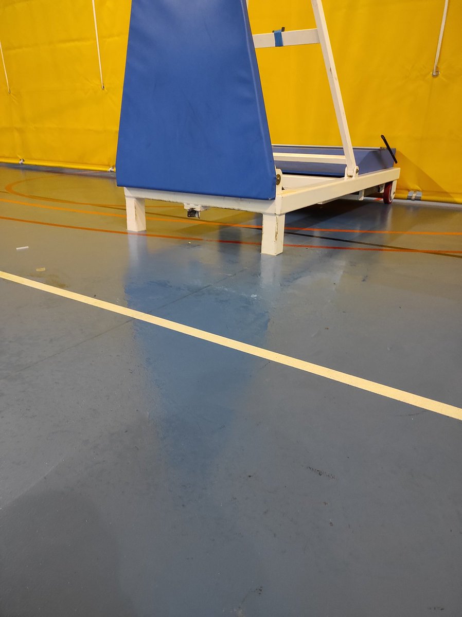 jpicas9's tweet photo. Fa 20 anys que hi ha goteres al pavelló nou de Berga. Avui ha passat allò que portem anys avisant que passaria, @AjuntamentBerga . Un company del @basquetberga ha quedat inconscient i l'ambulància se l'ha endut a l'hospital. Cal que passi una altre desgràcia per arreglar-ho? https://t.co/D4X0SgsvoI