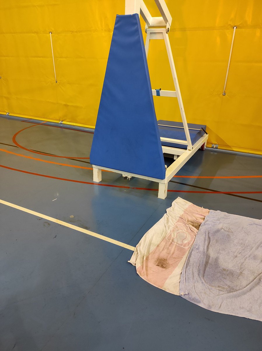 Fa 20 anys que hi ha goteres al pavelló nou de Berga. Avui ha passat allò que portem anys avisant que passaria, <a href="/AjuntamentBerga/">Ajuntament de Berga</a> . Un company del <a href="/basquetberga/">Bàsquet Berga 🎗️</a> ha quedat inconscient i l'ambulància se l'ha endut a l'hospital. Cal que passi una altre desgràcia per arreglar-ho?