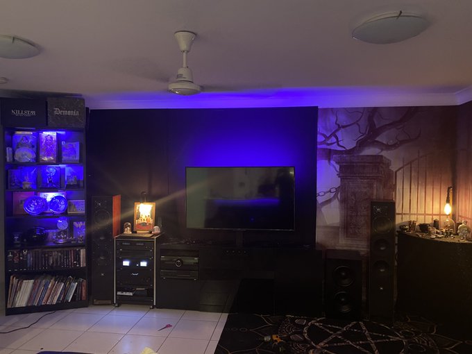 If anyone has wondered what our lounge looks like https://t.co/G7d7bNYBBG<a href="/tag/aussie"class="tags"><span>#aussie</span></a><a href="/tag/gamergirl"class="tags"><span>#gamergirl</span></a><a href="/tag/egirls"class="tags"><span>#egirls</span></a><a href="/tag/destiny2"class="tags"><span>#destiny2</span></a>