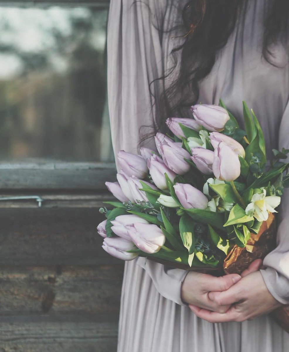 "قُل للذين مقامهم في مقلتي:
ما ضرّنا إذ ناءتِ الأميالُ ؟
في كل يوم تكبرون بداخلي
كالزّهرِ يورقُ في الحياةِ جمالُ"