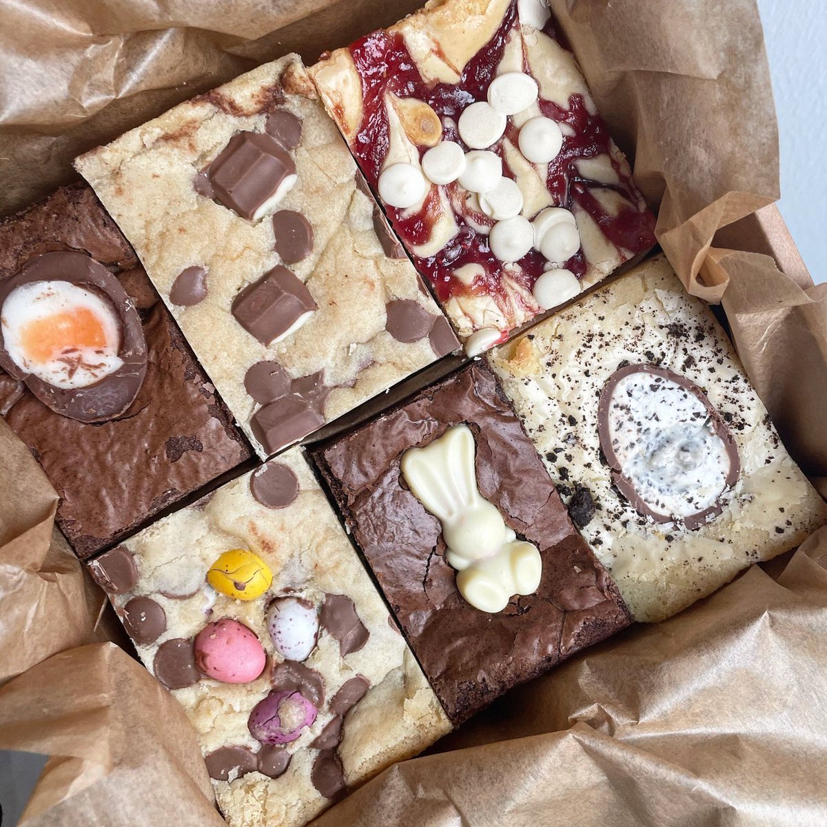 Emilys__Kitchen's tweet photo. Mixed treat box available to order now! Postal delivery anywhere in the UK or collection from #roath #cardiff 

#browniesbypost #postaltreats #cakebypost https://t.co/mwdF2W1dfn https://t.co/QUYRjUd6vm