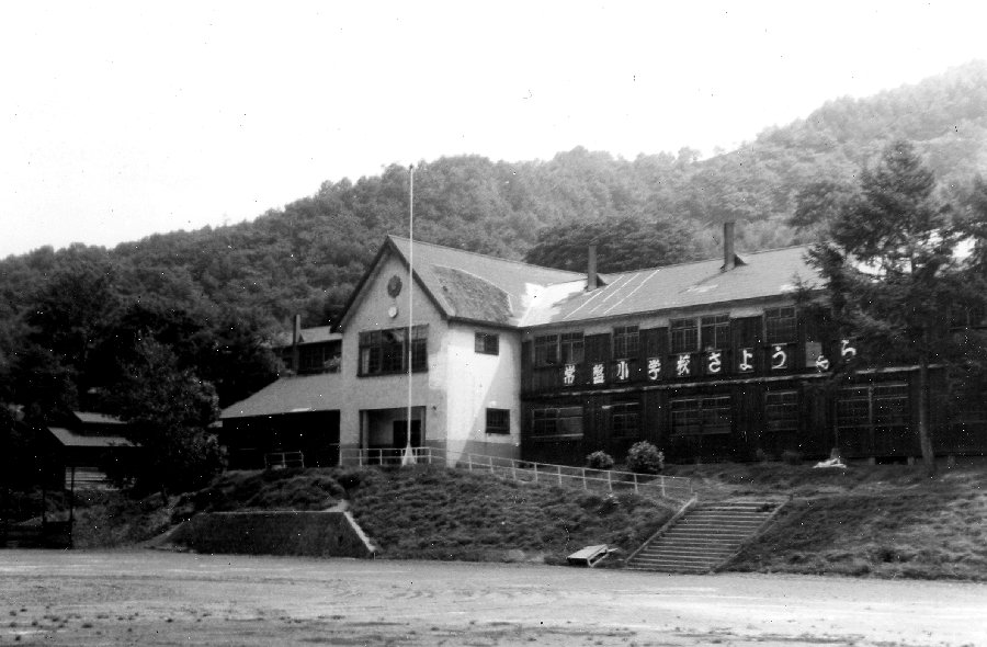 幻想的な円形の小学校の廃墟写真がバズる 生徒として通っていた人が現れる 同校がモデルの学校がマンガに描かれていた Togetter 幻想的な円形の小学校の廃墟写真がバズる 生徒として通っていた人が現れる 同校がモデルの学校がマンガに描かれていた Togetter