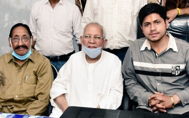 BobinSharma3's tweet photo. किशनपुरा में समाजिक कार्यक्रम के दौरान पदम श्री विजय चोपड़ा जी को फूलों का गुलदस्ता देकर सम्मानित  करते हुए पंडित दीनदयाल उपाध्याय स्मृति मंच प्रधान के पंजाब प्रधान किश�� लाल शर्मा और साथ में पंडित दीनदयाल उपाध्याय स्मृति मंच के जालंधर जिला बोबीन शर्मा। https://t.co/yreq8snypC