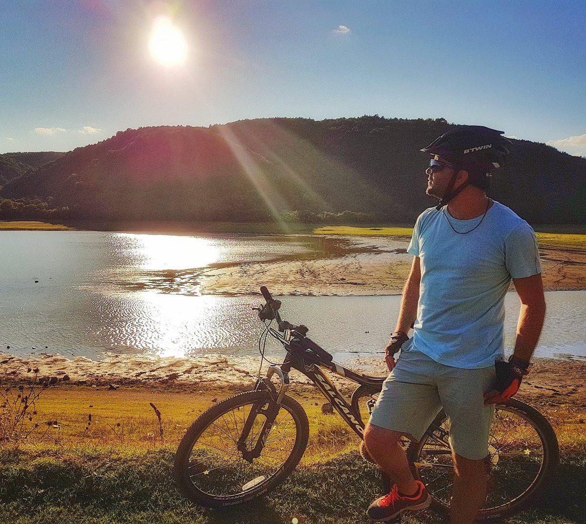 Kapitalizm Bisikleti sevmez. Çünkü bisiklet sürmek ekonomi için kötüdür. Bisiklet süren otomobil almaz, dolayısıyla akaryakıt da almaz, kasko yaptırmaz, MTV ödemez, arabayı servise götürmez, lastik almaz ve işin kötüsü sağlıklı olur. Sağlıklı insan doktora gitmez, ilaç almaz.