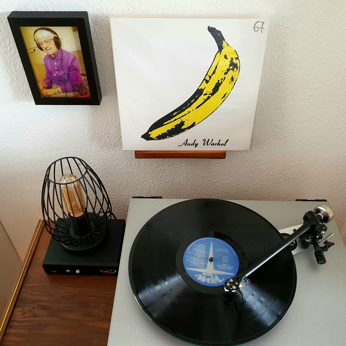 Upon its release Andy Warhol's "The Velvet underground & Nico" was so poorly received, that  @RollingStone wouldn't even review it. Now it is number 23 on their list of 500 best albums of all time.A (long) thread about drugs, masochism and a mesmerizing German accent 