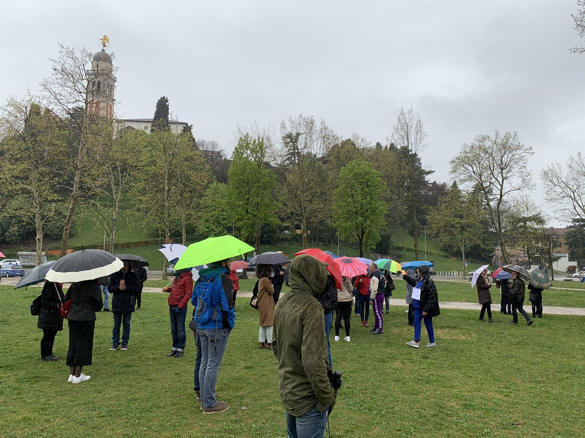 #nomask #novax in piazza Primo Maggio, a Udine. Tra loro anche diversi operatori sanitari...