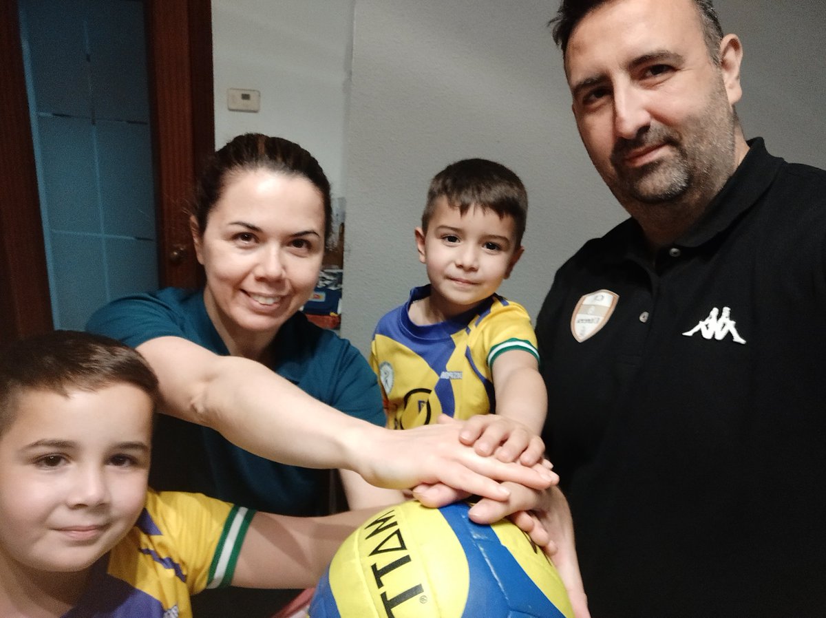 DaniLopezVoley's tweet photo. Un deporte 🏐 
Una forma de vida 🏐
#Mismapasion 
#Voleibol https://t.co/cooPsJfg5l