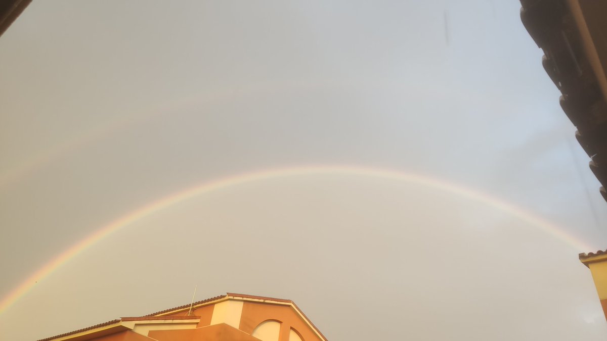 MeWithoutFear's tweet photo. @tiempobrasero 2 Arcoiris en Añover! https://t.co/b2m5AIipyd