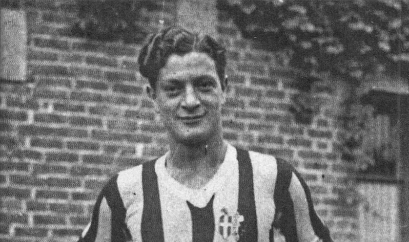 TifosiBN's tweet image. Renato #Cesarini 🇮🇹🇦🇷 (Senigallia, 11 aprile 1906 – Buenos Aires, 24 marzo 1969). Centrocampista della #Juventus 1929-1935, 147 presenze 53 reti. 5 scudetti. 
Allenatore Juve 1946-1948 e 1959-1960, 1 scudetto 2 coppe Italia.

TifosiBianconeri.com ricorda il grande #Cè.