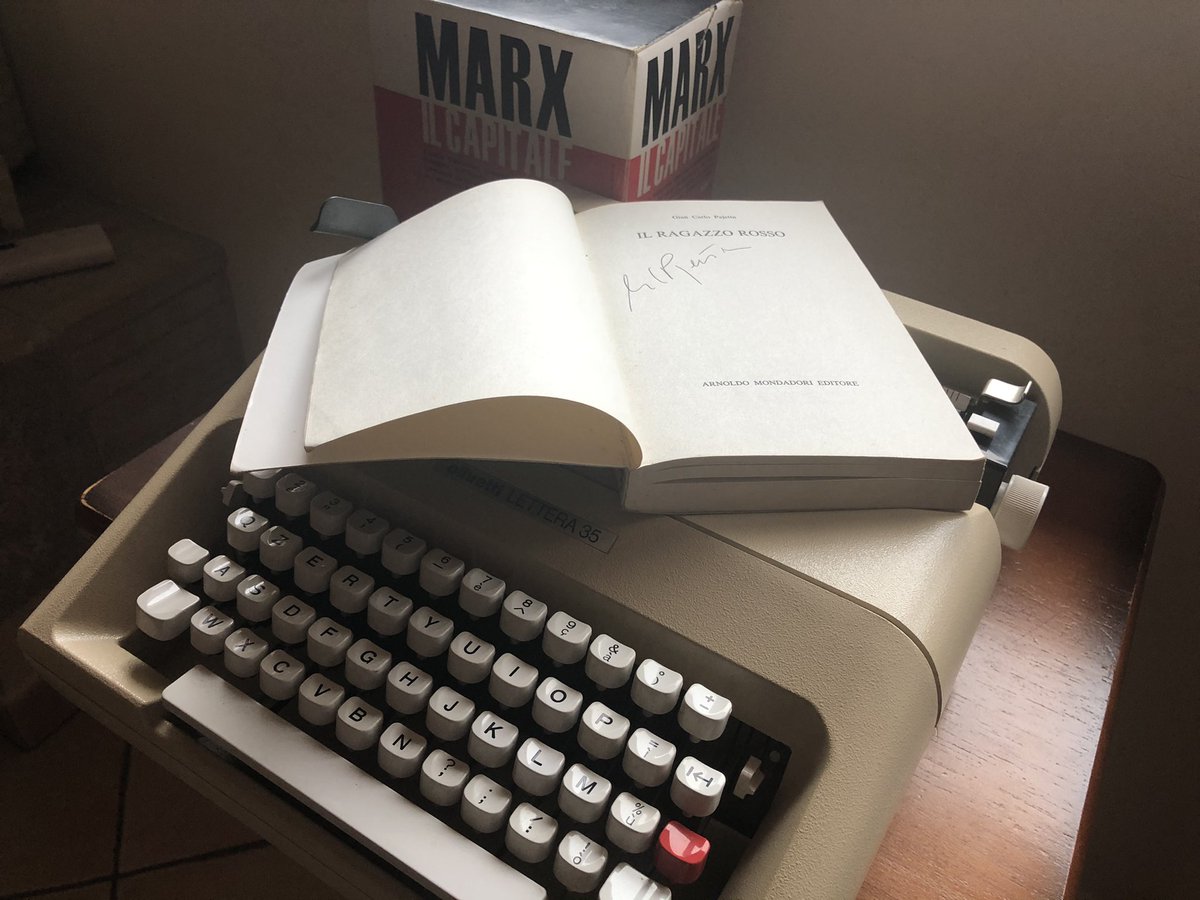 gian_laino's tweet photo. Anni ‘80.
Scrittoio di un giovane segretario di sezione del #PCI.
Cofanetto @Editori_Riuniti, Il ragazzo rosso autografato da #Pajetta, la #Lettera35.
A proposito: dove trovo a Roma un nastro bicolore?
#TanteCareCose
@chiaralessi https://t.co/roopii80H5