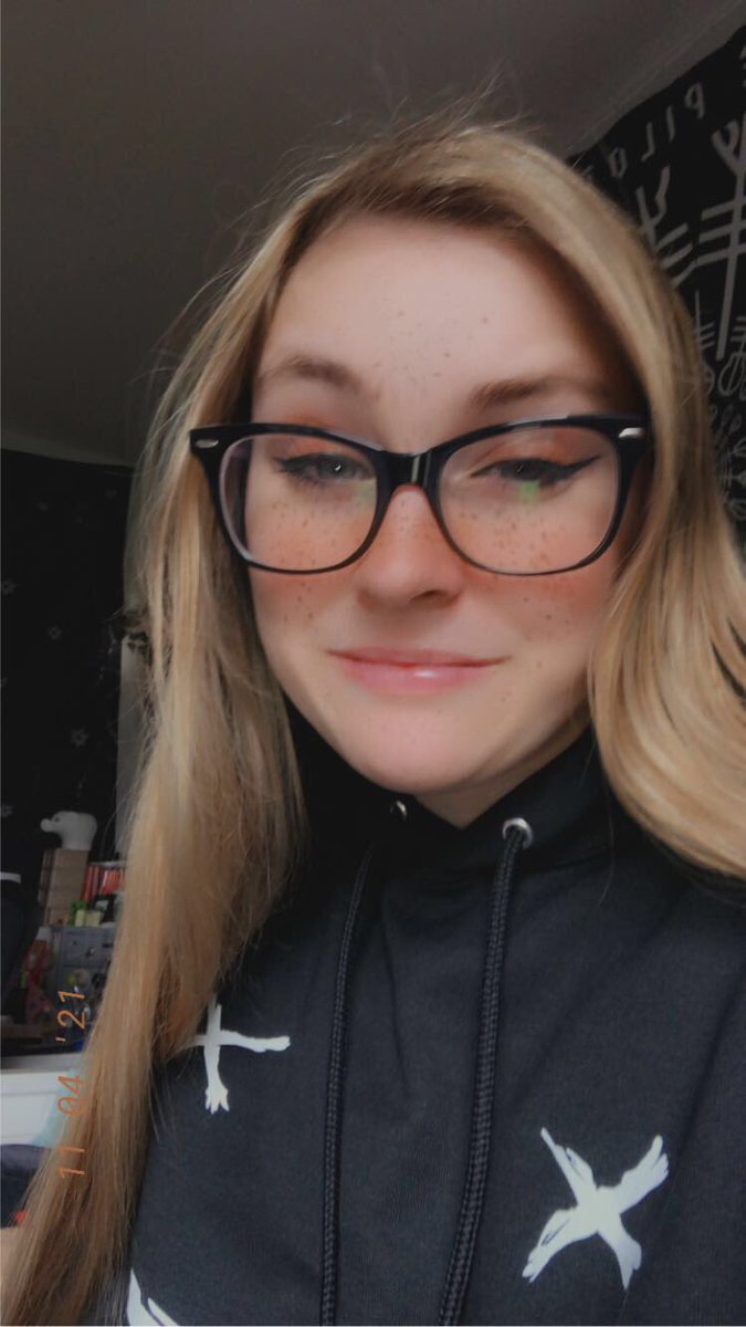 smileyfacedream's tweet photo. i am OBSESSED with my @dreamwastaken merch i haven’t stopped wearing it @dreamhangout @dream #dreamsmp https://t.co/o0WGinvjtU