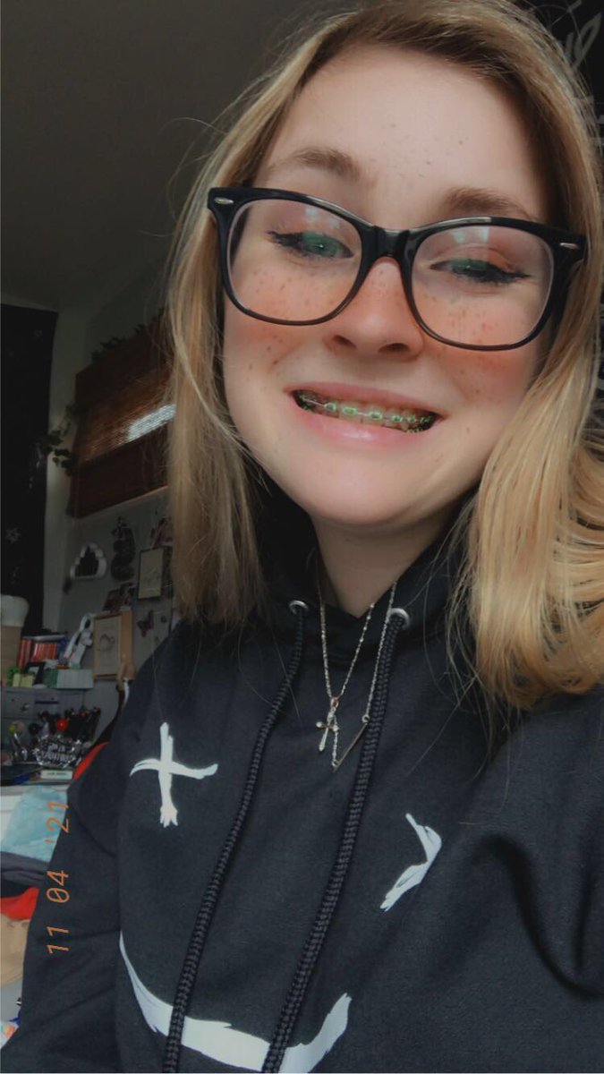 smileyfacedream's tweet photo. i am OBSESSED with my @dreamwastaken merch i haven’t stopped wearing it @dreamhangout @dream #dreamsmp https://t.co/o0WGinvjtU