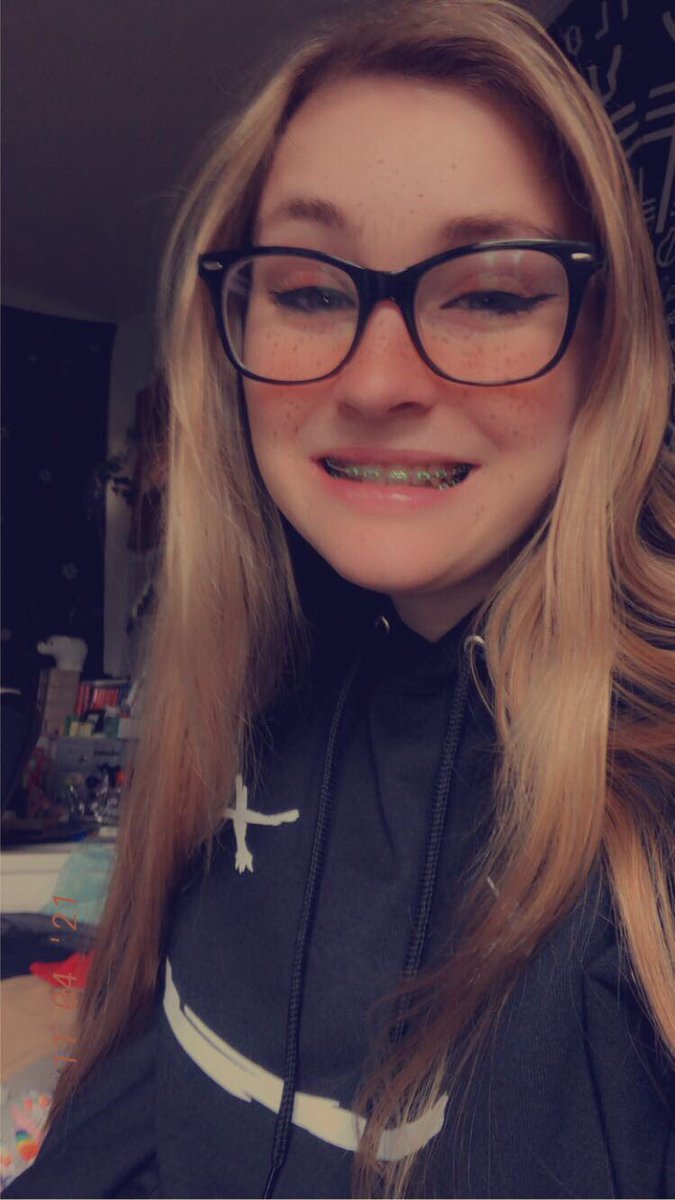 smileyfacedream's tweet photo. i am OBSESSED with my @dreamwastaken merch i haven’t stopped wearing it @dreamhangout @dream #dreamsmp https://t.co/o0WGinvjtU