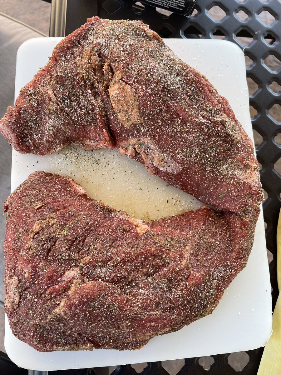AlcarazJayc's tweet photo. Little Saturday bbq action on the charcoal grill #caligrillin @WeberGrills #tritips #simpleseasoning https://t.co/VMX1Z2mR3E