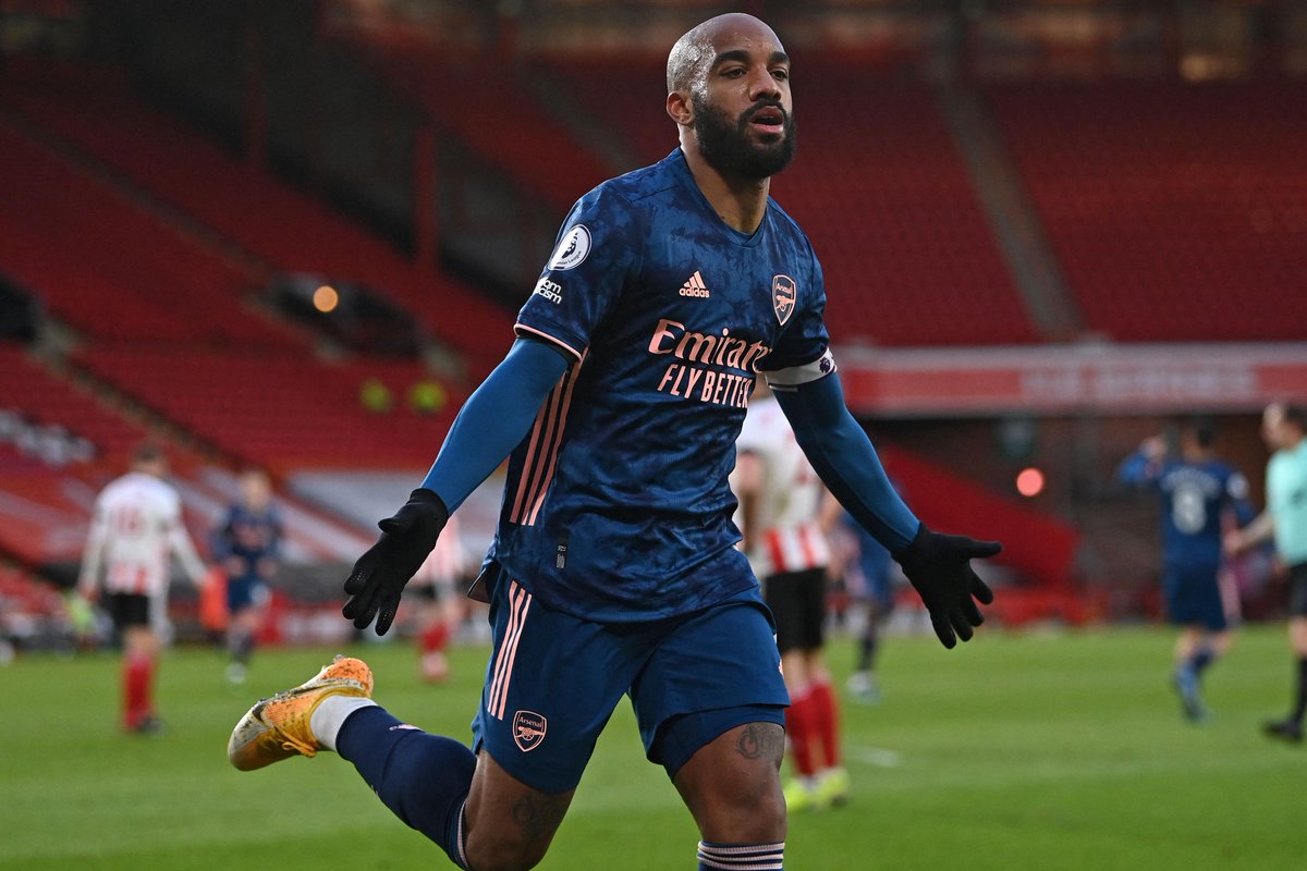 premierleague's tweet photo. HALF-TIME Sheff Utd 0-1 Arsenal

Lacazette's 12th #PL strike of the season has the visitors in control

#SHUARS https://t.co/5siDbegRKn