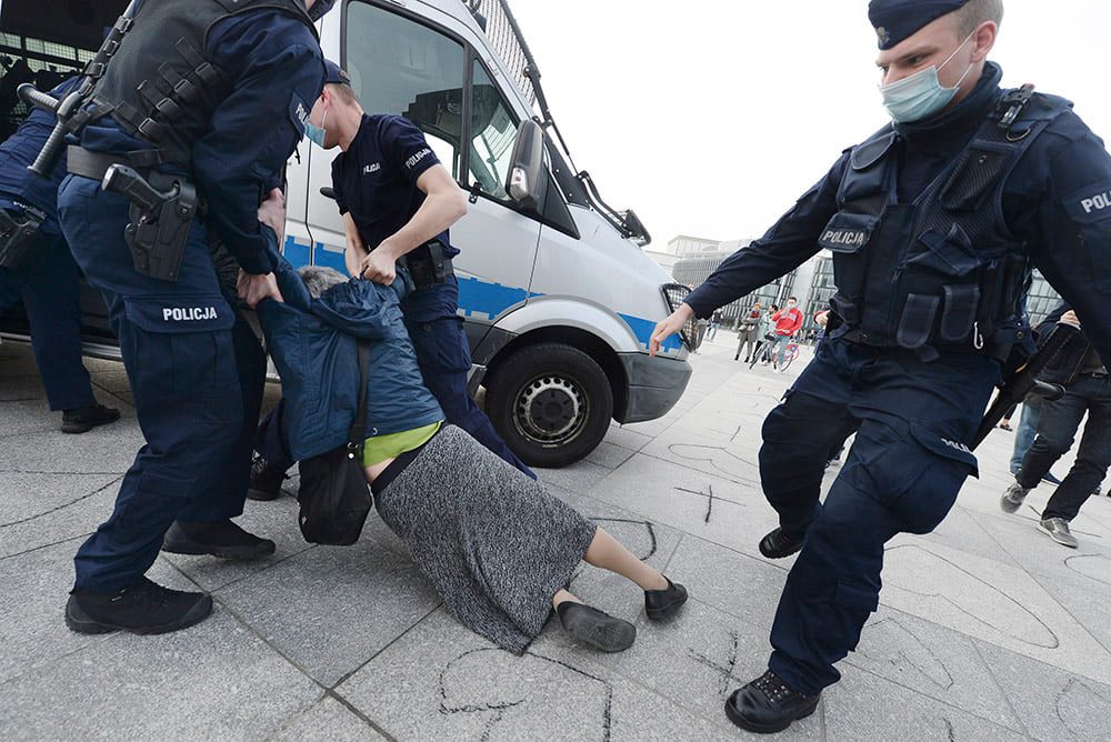 Polska Normalna on Twitter: "Warszawa 11-04-2021 Babcia Kasia. Skurwienie  władzy to skurwienie służb jej podległych. fot. Czarek Sokołowski… "