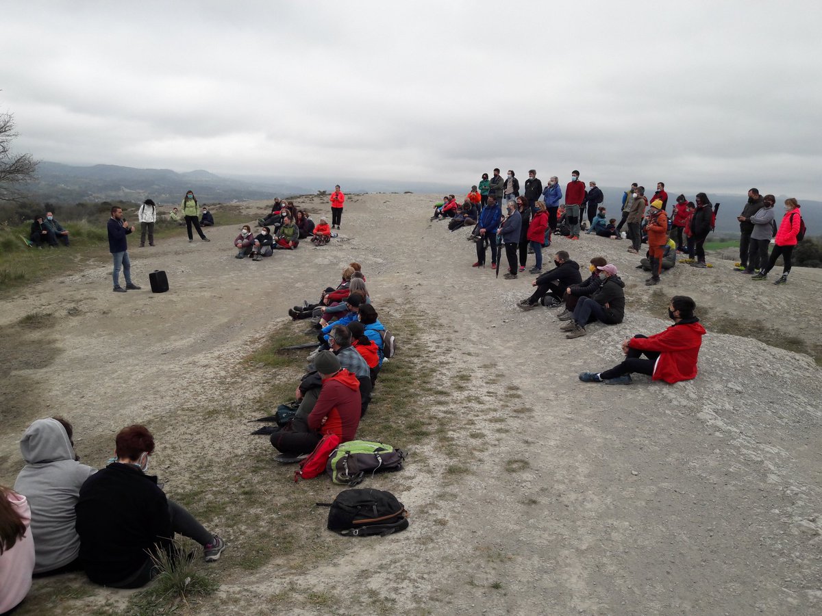 GrupDefensaTer's tweet photo. Caminada @perunaplanaviva posant en valor el terreny agrícola i els espais naturals. I xerrada amb Gil Salvans sobre l'impacte dels projectes de parcs fotovoltaics que s'havien projectat en aquesta zona i la proposta de fer comunitats d'autosuficiència energètica a cada municipi. https://t.co/kE7USYeYye