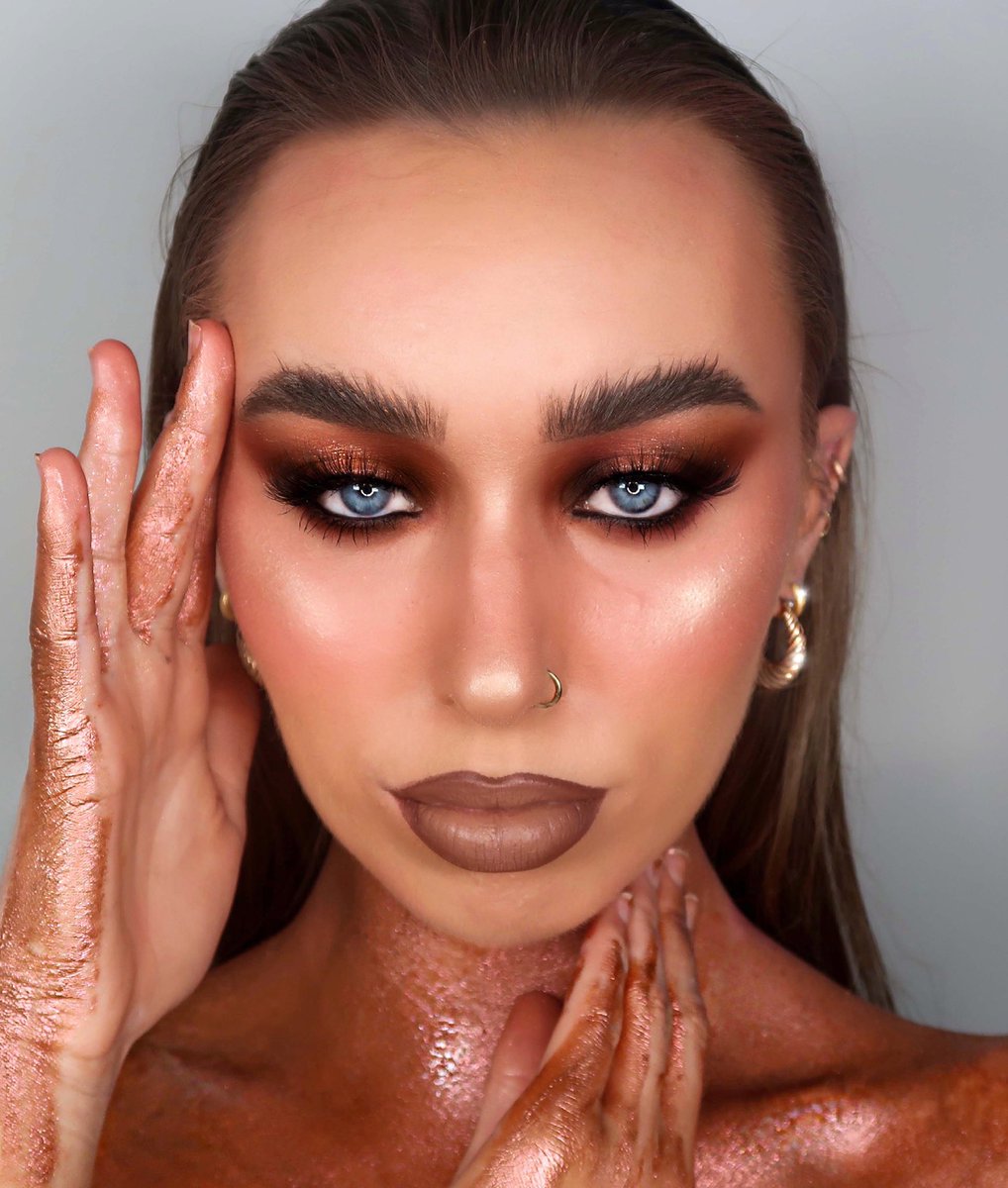 emmafarrellx's tweet photo. Bronzed✨
Inspo @ valya_lelyukh
PRODUCTS
@ABHcosmetics Brow Freeze
@MACcosmetics Sheertone Blush “Peaches”
@LauraMercier Translucent Powder
@patricktabeauty Face Gloss
@__dollbeauty_ Brandy Lashes
#abh #abhbrowfreeze #browfreeze #anastasiabeverlyhills #abhprlist #abhprsearch https://t.co/fsAKWakWH0