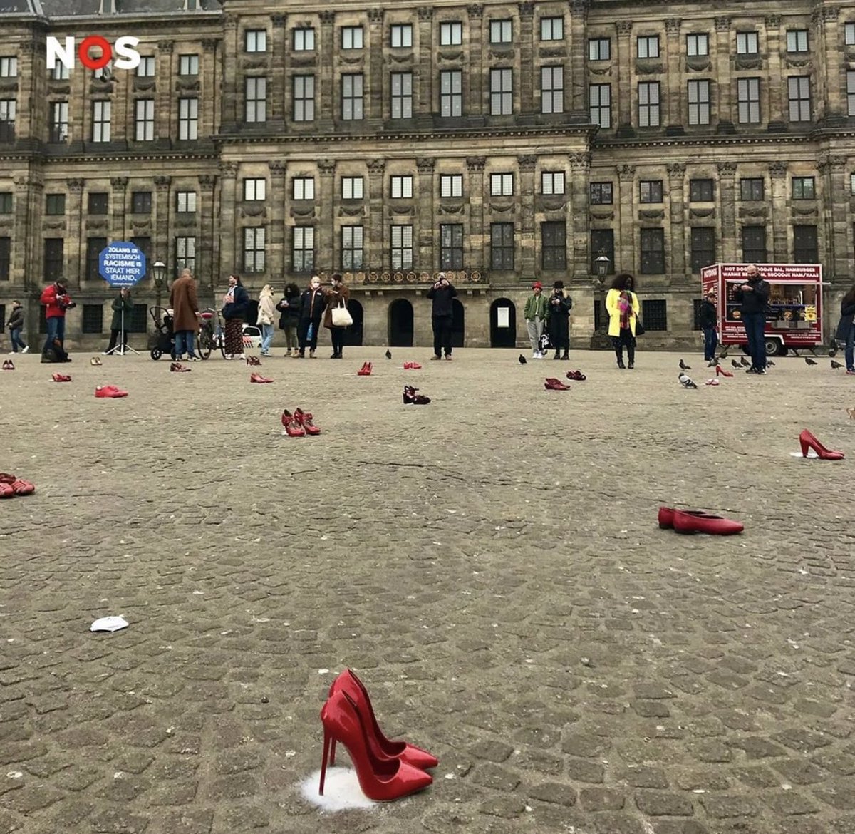 Dün Amsterdam Meydanı’na, Türkiye’de Ocak ayından bu yana katledilen 70 kadın için 35 çift ayakkabı konuldu...