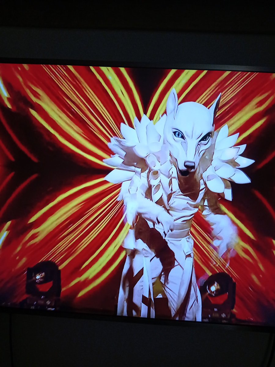 uruemm's tweet image. Miks Läti "Maskis laulja" kostüümid Eesti omadega üks ühele välja näevad? Kes kellelt laenas?