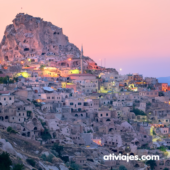 ativiajes's tweet photo. Capadocia, Turquía
Uno de esos lugares que hay que visitar. Formada por valles y extrañas rocas cónicas esculpidas a lo largo de los siglos por el viento y la lluvia y habitada por misteriosas ciudades subterráneas e Iglesias de piedra de antiquísimas comunidades. #atilugares https://t.co/qQhSnFzzB8