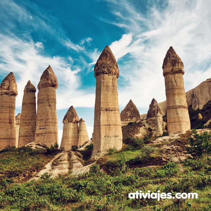 ativiajes's tweet photo. Capadocia, Turquía
Uno de esos lugares que hay que visitar. Formada por valles y extrañas rocas cónicas esculpidas a lo largo de los siglos por el viento y la lluvia y habitada por misteriosas ciudades subterráneas e Iglesias de piedra de antiquísimas comunidades. #atilugares https://t.co/qQhSnFzzB8