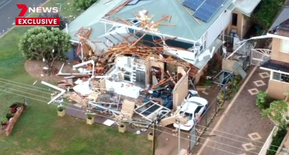 #CycloneSeroja: homes &amp; units before &amp; after the cyclone hit #Kalbarri, 170kmh gusts causing major damage. #7NEWS
