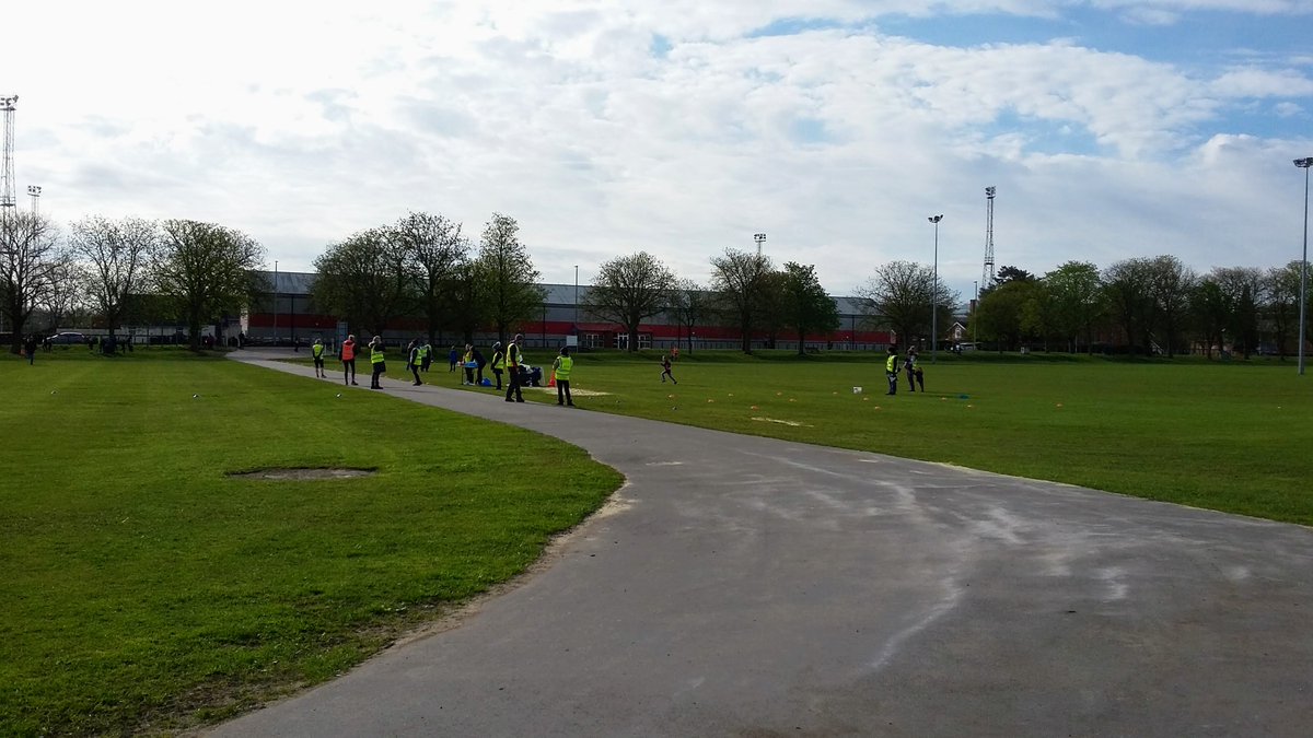 AnnetteCOVEY's tweet photo. So great to be back volunteering @QPjuniorparkrun this morning with so many happy families and fellow volunteers. Perfect weather and beautiful sky @parkrunUK Looking forwards to when @cancer5kYourWay can resume @wokingparkrun this summer 🤞🦋💙 https://t.co/oVp3yXB0Ra