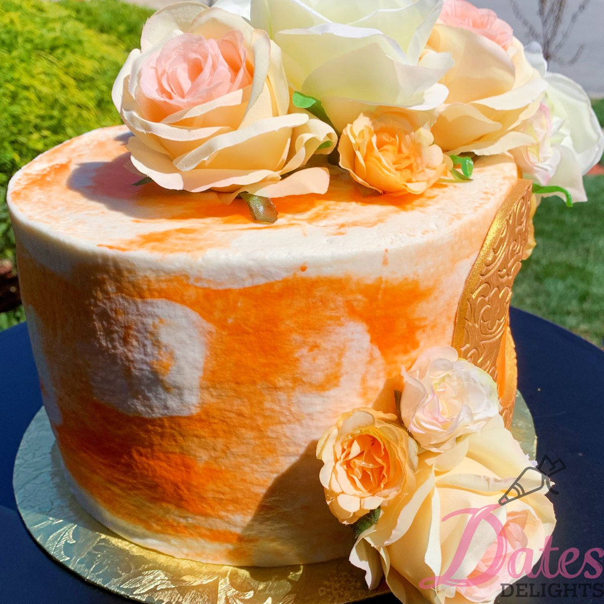 leahdates98's tweet photo. 🤍🧡✨🌷🤍🧡✨🌷🤍🧡✨🌷 #datesdelights #dmvcakes #cake #floralcake #gold #roses https://t.co/czT8GQJLy0