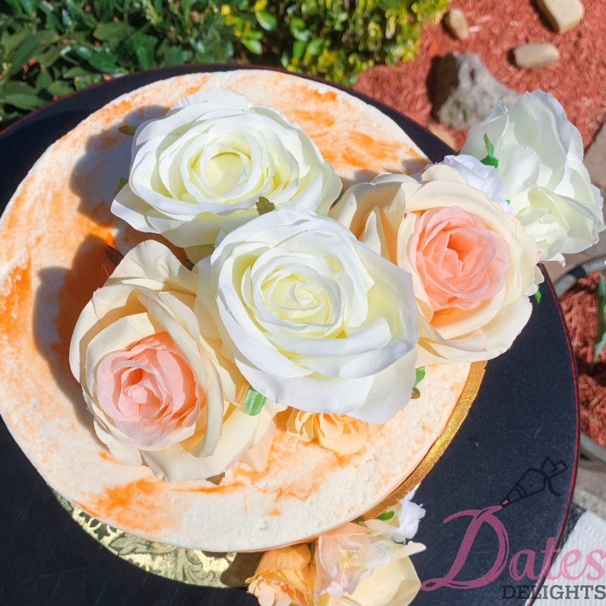 🤍🧡✨🌷🤍🧡✨🌷🤍🧡✨🌷 #datesdelights #dmvcakes #cake #floralcake #gold #roses