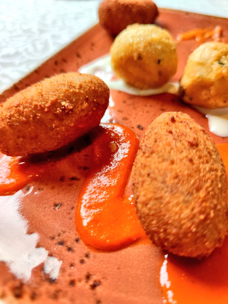 paramorfo's tweet photo. Ensaladilla, croquetas, sepionet y paella de pato foie y verduras. @MasBlayet #Valencia https://t.co/JHiRRpwhFZ