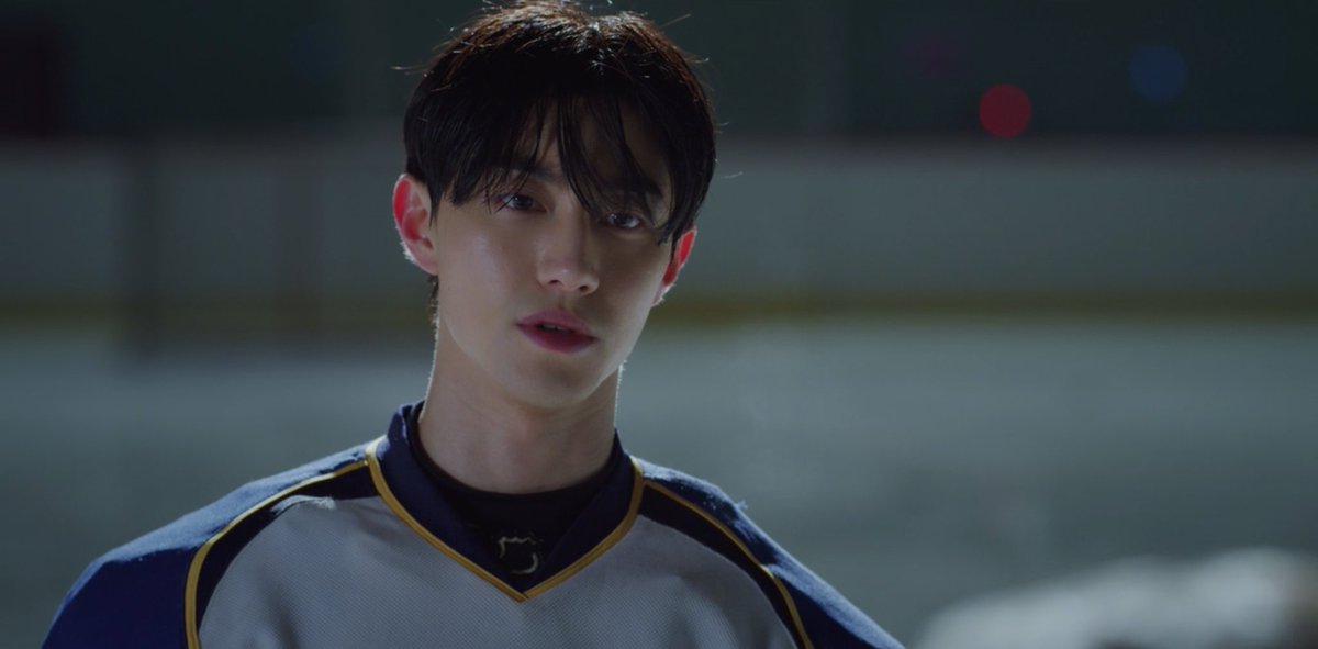 a little pause for the historical act that jang hanseo wearing hockey clothes was