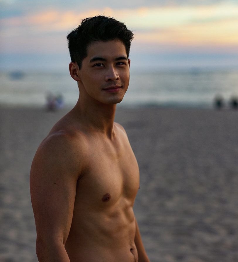 ThisWeekInAbs's tweet photo. .@eddieliuwho , who was adorable on “Never Have I Ever”, is crazy hot in “Kung Fu”

@cw_kungfu https://t.co/isa71yW555