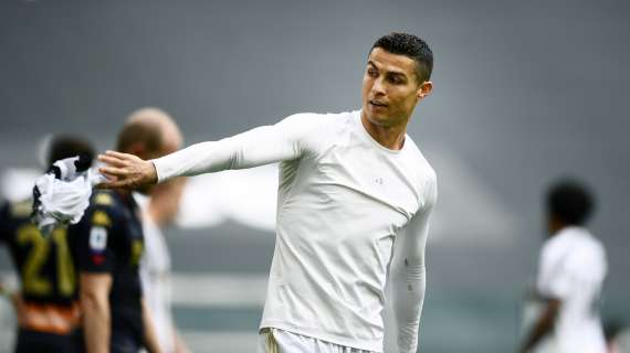 RaiSport's tweet photo. Cristiano #Ronaldo non segna e getta la maglia, solo nervosismo o c'è qualcosa di più? Dite la vostra con #LaDS 

#JuveGenoa #CR7 https://t.co/hiIgqMUroT
