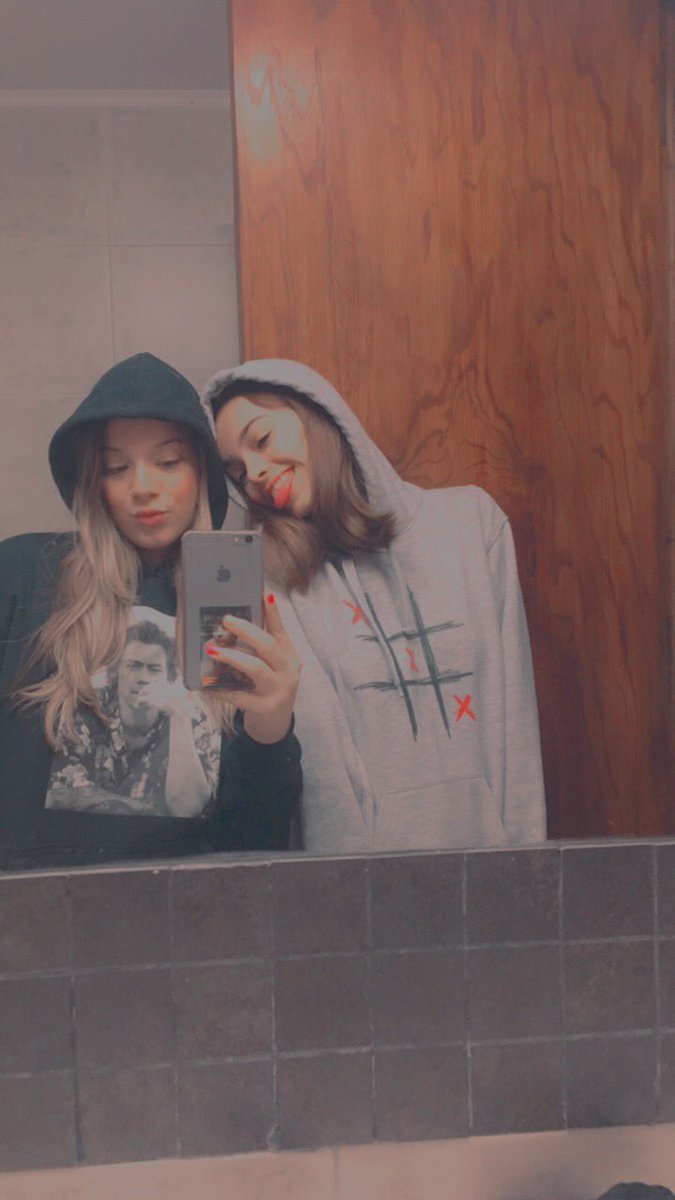 mi novia y yo usando buzos de louis y harry🥺 <a href="/polaroidicarus/">🤭</a>