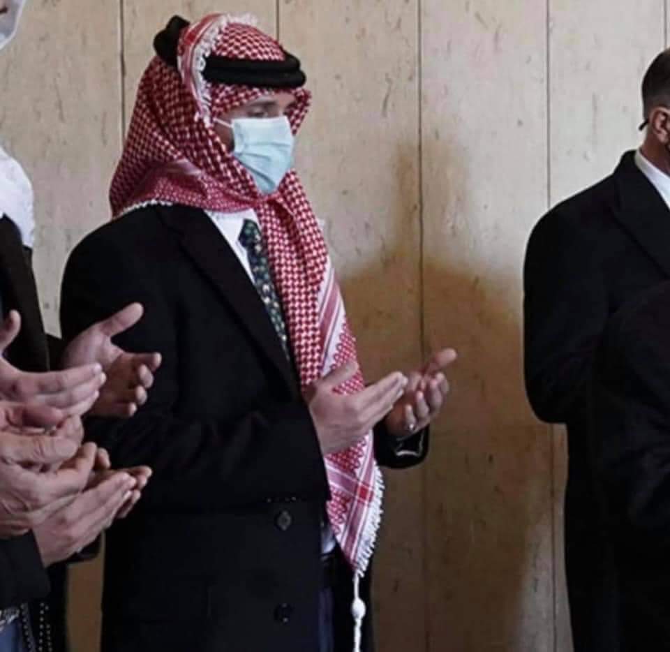 بسم الله الرحمن الرحيم 
《إِلَّا تَنْصُرُوهُ فَقَدْ نَصَرَهُ اللَّهُ إِذْ أَخْرَجَهُ الَّذِينَ كَفَرُوا ثَانِيَ اثْنَيْنِ إِذْ هُمَا فِي الْغَارِ إِذْ يَقُولُ لِصَاحِبِهِ لَا تَحْزَنْ إِنَّ اللَّهَ مَعَنَا》
صدق الله العظيم 
#الامير_حمزه