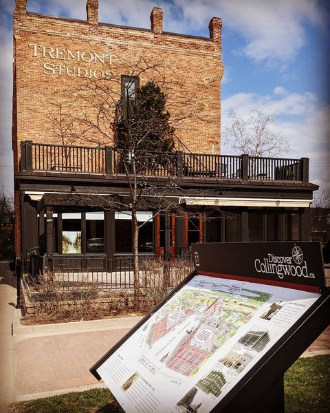 BMFA_ArtsCentre's tweet photo. This new Discovery Hub at Tremont Square illustrates the history of Simcoe Street. Map created by well known local artist John Haines.
@the_tremont
#creativesimcoestreet
#collingwooddowntown https://t.co/j4UF2t9a0p