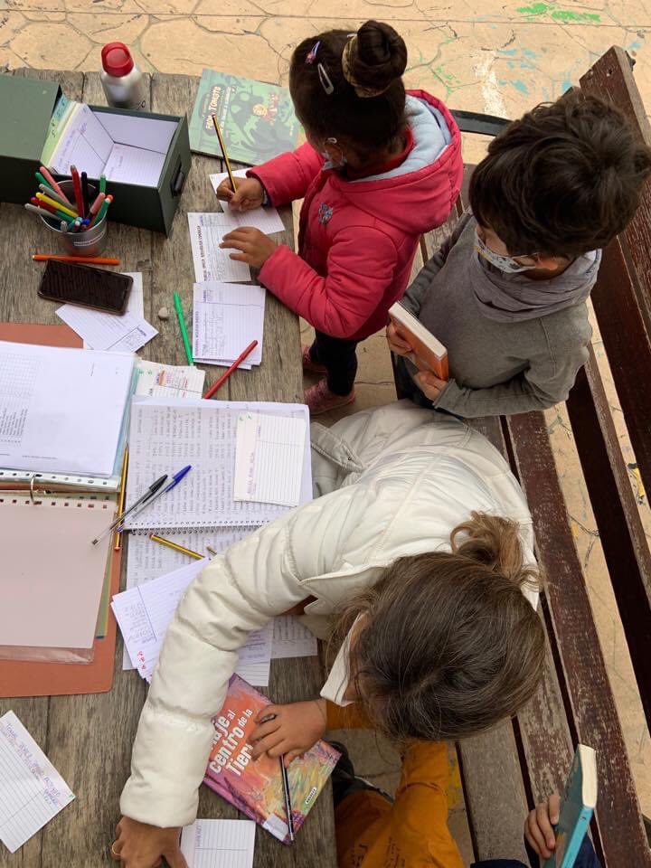 ColegioElGracia's tweet photo. REINVENTARSE 
Begoña y Lola, las mamás de la biblio, se ponen manos a la obra con los préstamos, con la peculiaridad de que este curso es la biblioteca la que sale al exterior, en un ambiente agradable. @BibliotecasMlg @cepmalaga @educacionenmlg @Malagaconvive @EducaAndInnova https://t.co/AwEr2qJHVe