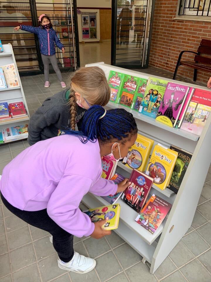 ColegioElGracia's tweet photo. REINVENTARSE 
Begoña y Lola, las mamás de la biblio, se ponen manos a la obra con los préstamos, con la peculiaridad de que este curso es la biblioteca la que sale al exterior, en un ambiente agradable. @BibliotecasMlg @cepmalaga @educacionenmlg @Malagaconvive @EducaAndInnova https://t.co/AwEr2qJHVe