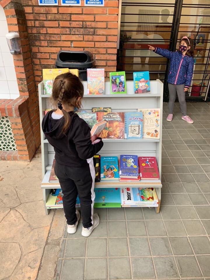 ColegioElGracia's tweet photo. REINVENTARSE 
Begoña y Lola, las mamás de la biblio, se ponen manos a la obra con los préstamos, con la peculiaridad de que este curso es la biblioteca la que sale al exterior, en un ambiente agradable. @BibliotecasMlg @cepmalaga @educacionenmlg @Malagaconvive @EducaAndInnova https://t.co/AwEr2qJHVe