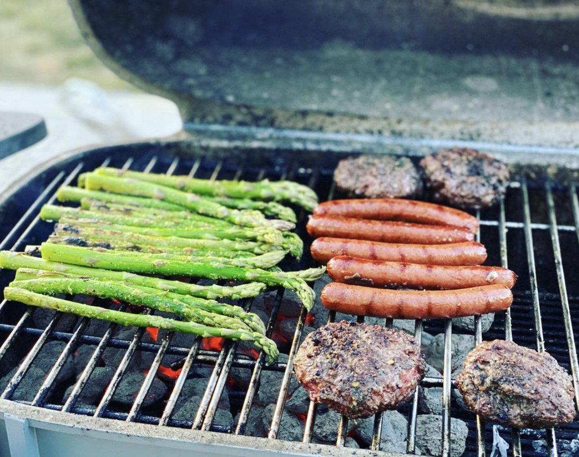 Whether you’re firing up huevos, lunch, or dinner, a PK Grill holds enough heat to fire off the main event—and all the fixins. 🔥 📸: Pork Barrel BBQ