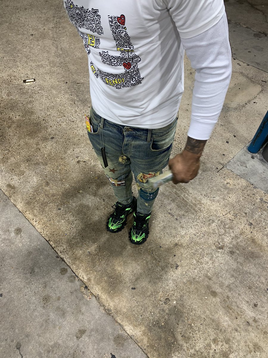 ZeeSo4Q's tweet photo. When you lose 5 niggas in 1 summer that’s when you’ll feel my pain 💔I lost the flyest nigga in the world I put on this drip and cope with my pain ... miss you pops !!💔 #LLJohnSr #LLBAM 🖤💨 https://t.co/UUod9OwHdb