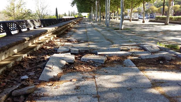 A la izquierda una calzada romana en las ruinas de Itálica / A la derecha la calle Torneo de Sevilla. ¿Cuál de los dos pavimentos tiene 2000 años?