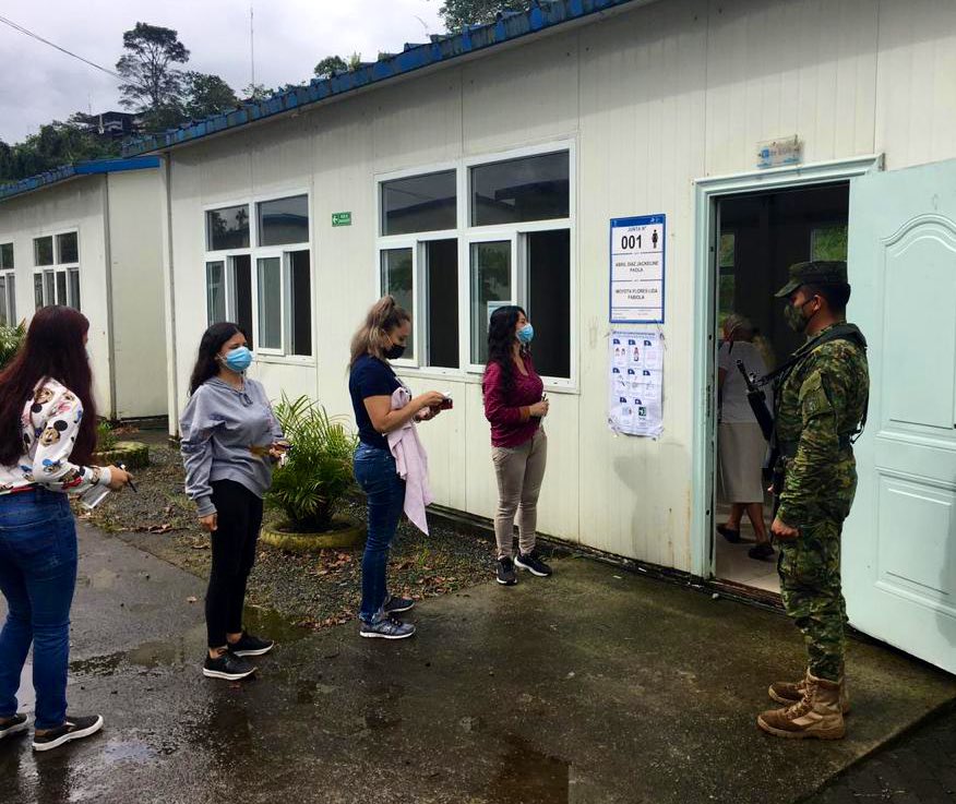 EducacionZ4_Ec's tweet photo. #SantoDomingo | 56 instituciones educativas se habilitaron en el Distrito 23D01 para recibir a los votantes que ejercen su derecho al voto en la #SegundaVueltaEc de las #Elecciones2021Ec https://t.co/PI4rJsG58d