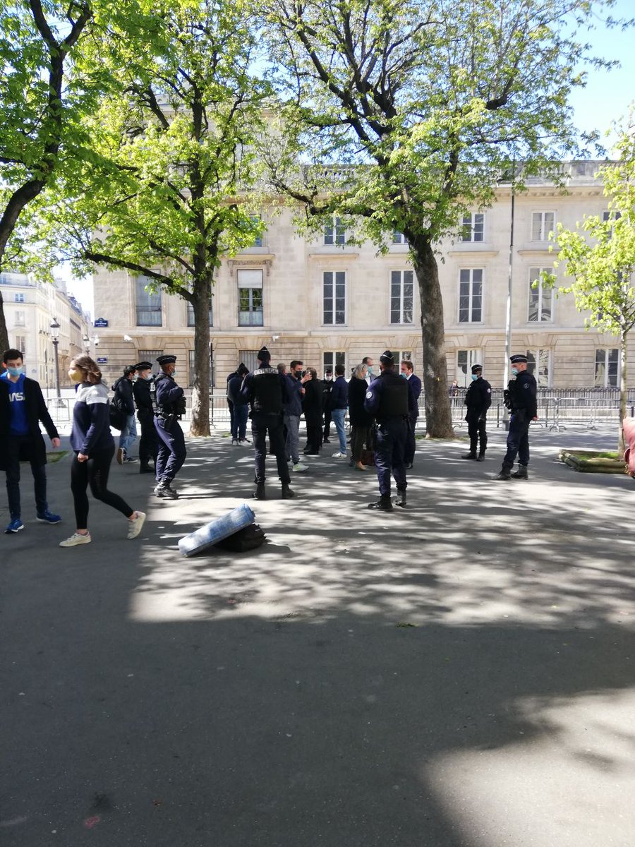 Nous commencions, dans le respect des distanciations sociales, un débat intense sur les engrais azotés quand la police a décidé de nous interpeller.