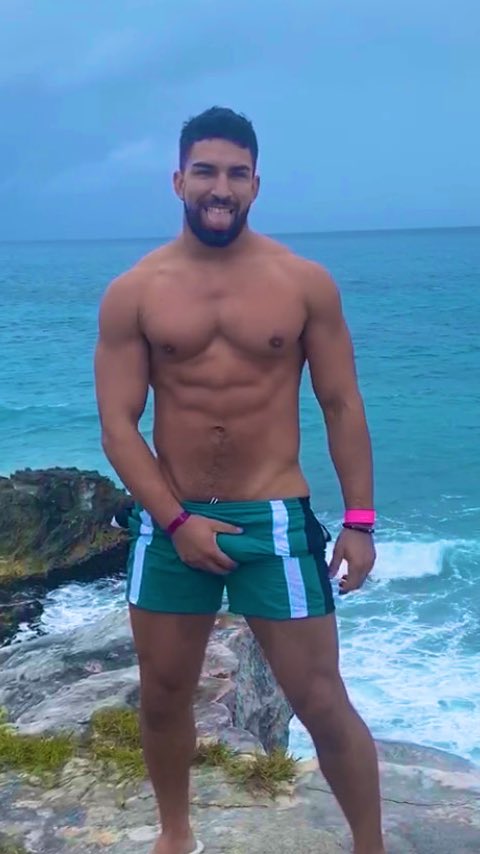 1 pic. Like for me to top you 🍆 RT for me to bottom for you 🍑 https://t.co/p9kBNXtzoZ
