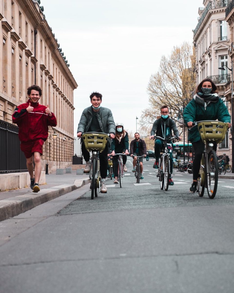 Vendredi, le titre « se déplacer » arrive sur la table des négociations. On enfourche nos vélos. On pédale, inlassablement, autour de l’Assemblée. Des dizaines de gens nous rejoignent. Les policiers grognent, impuissants. On s’organise, clandestinement.