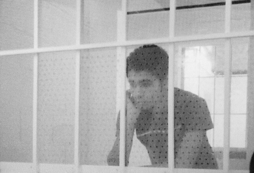 كلما جاء الليل وحل الظلام جاء معه ذلك الشوق والحنين جاء معه خيال غائبي وهو خلف القضبان يأن 

الحنين والخوف عليه يقتلني💔

#أنقذوا_سجناء_البحرين 
#اطلقوا_سجناء_البحرين