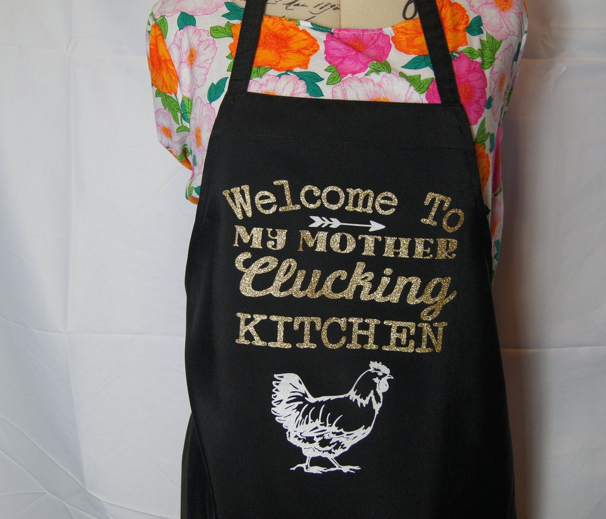 henryscrafts's tweet photo. Excited to share the latest addition to my #etsy shop: Aprons for women/ Funny Apron for women /Welcome To My Mother Clucking Kitchen https://t.co/dM1dD4Pb48 #black #polyester #apronsforwomen #funnyaprons #christmasgifts #humoraprons #bakersapron #chefsapron #giftformo https://t.co/YD04WqdmPQ